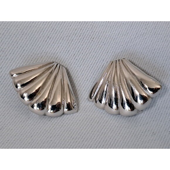 Vintage Signed Bergere Clip On Earrings Silver Tone Seashell - Picture 1 of 4